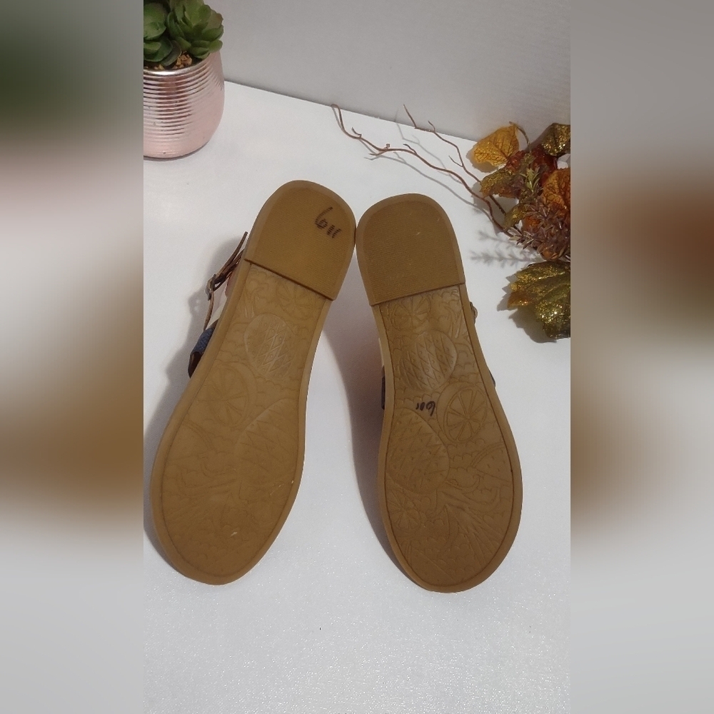 Tan Sole with Patterned Design - Picture 4 of 4